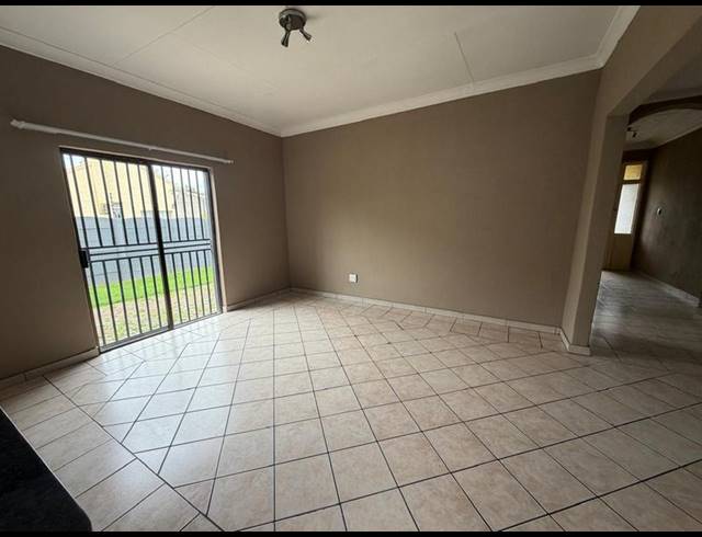 2 BEDROOM PROPERTY TO RENT IN BOKSBURG NORTH